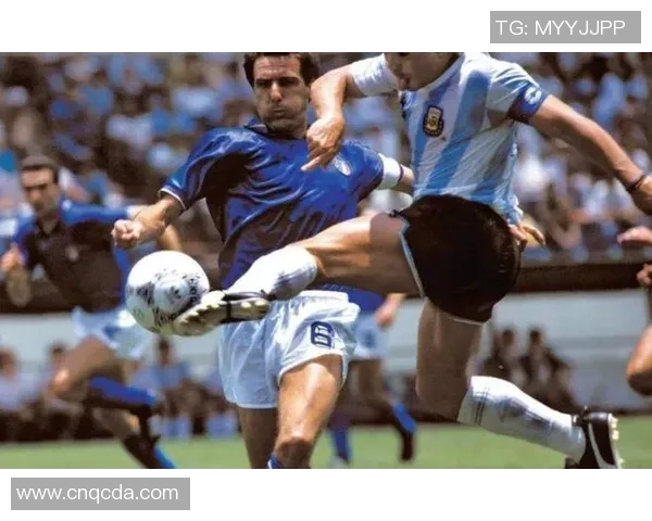 佐拉：当年有幸和马拉多纳一同操练任意球，让我才能显着提高